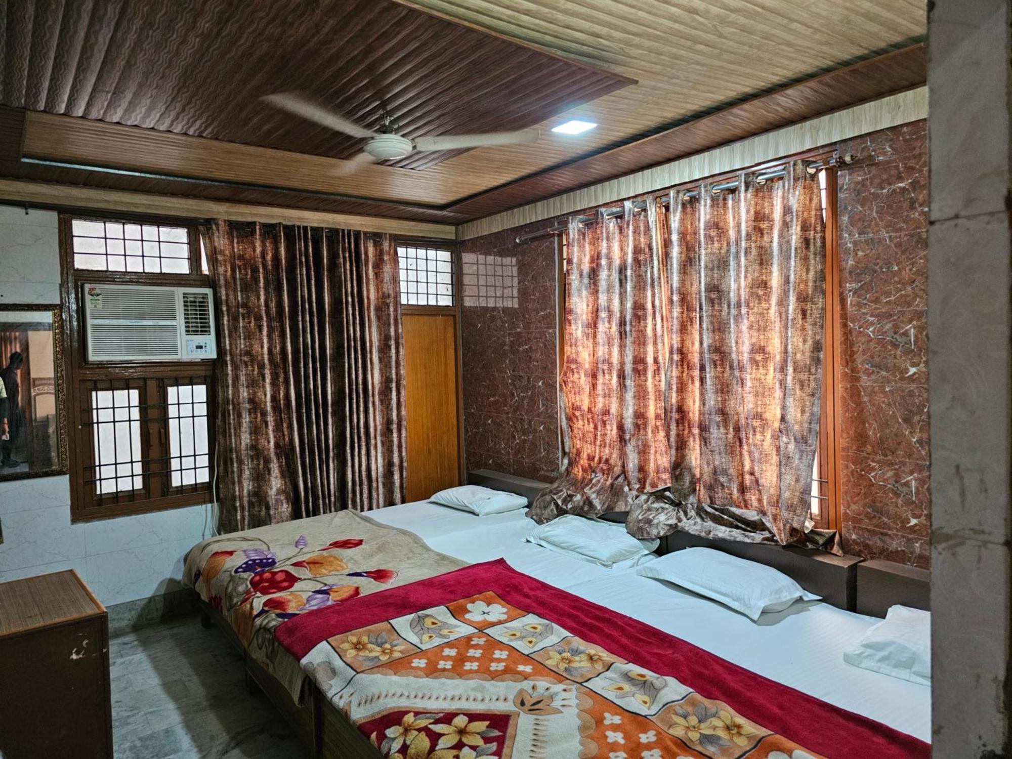 Subhadra Guest House Mathura Szoba fotó